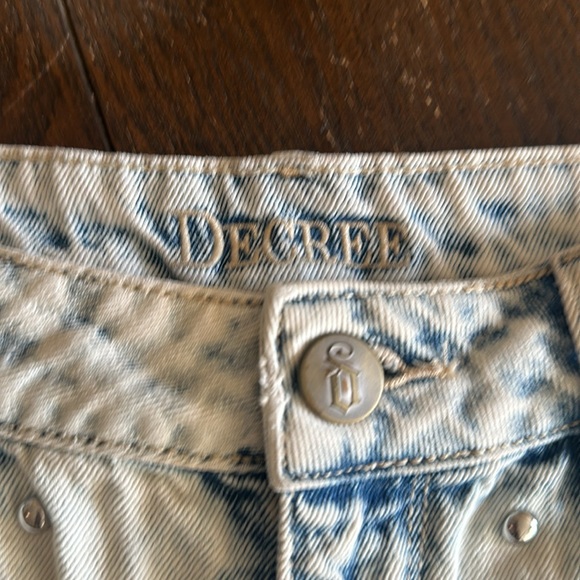 Jean Shorts with studded accents Decree Sz 7. Jean Shorts & Jeans $12 or 2x$20 - Picture 3 of 4